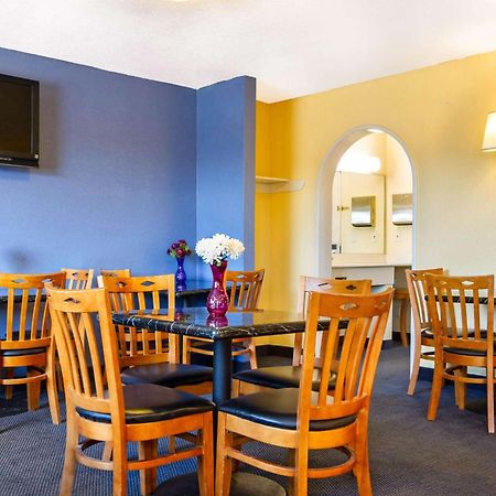 Rodeway Inn Оубърн Екстериор снимка