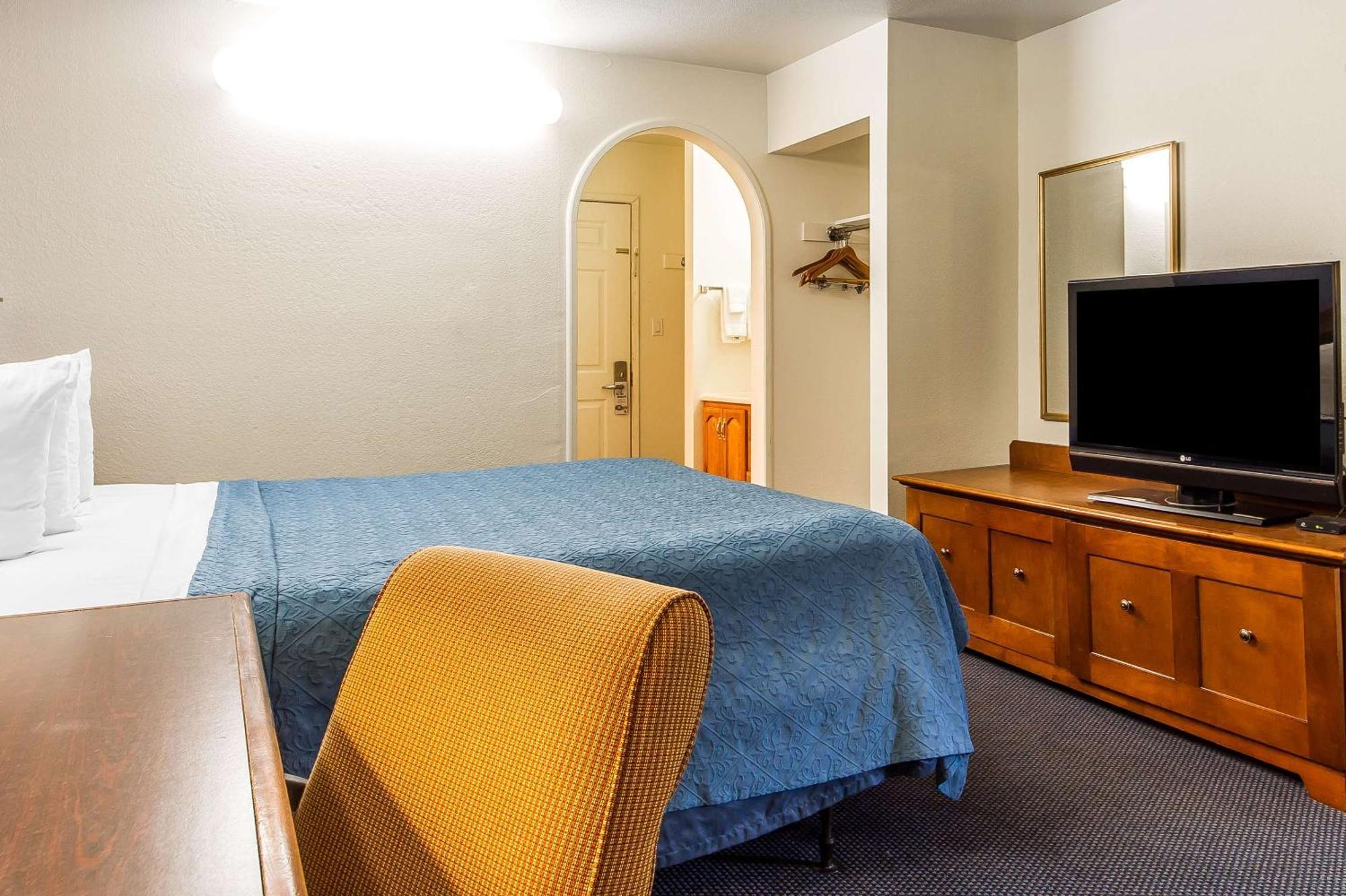 Rodeway Inn Оубърн Екстериор снимка