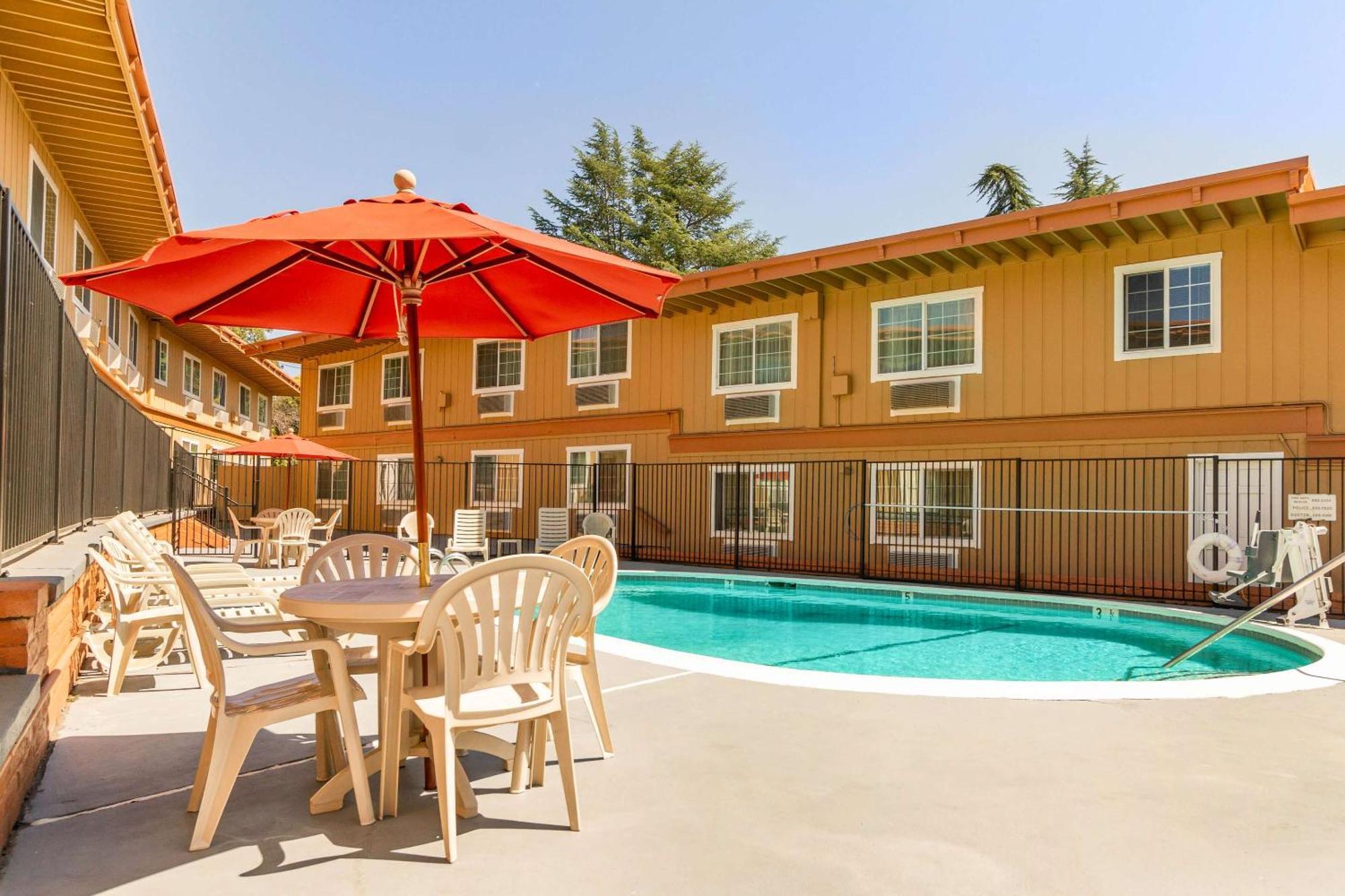 Rodeway Inn Оубърн Екстериор снимка