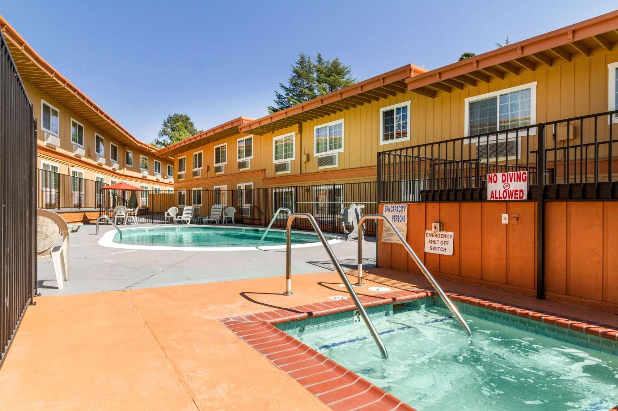 Rodeway Inn Оубърн Екстериор снимка
