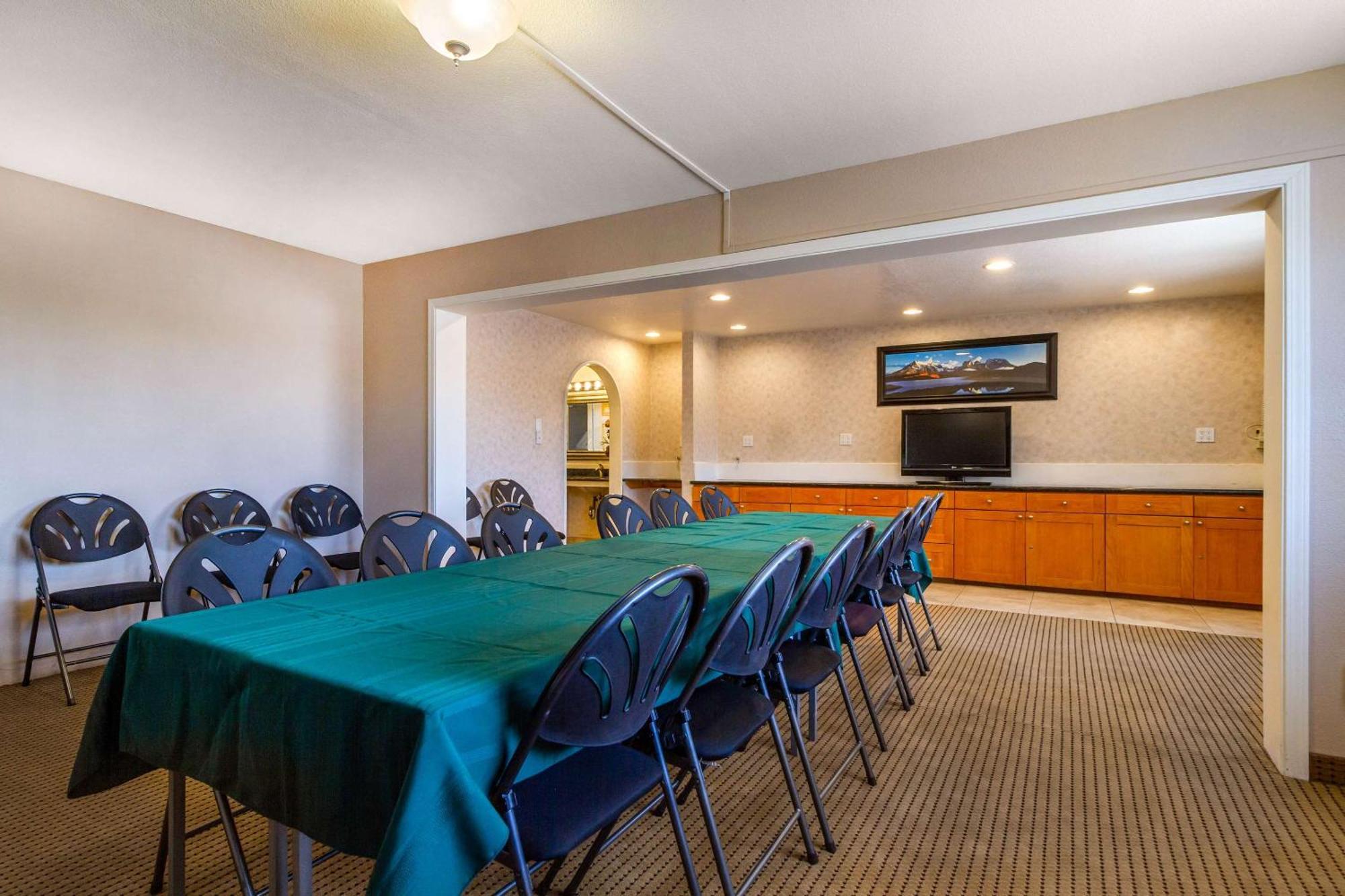 Rodeway Inn Оубърн Екстериор снимка