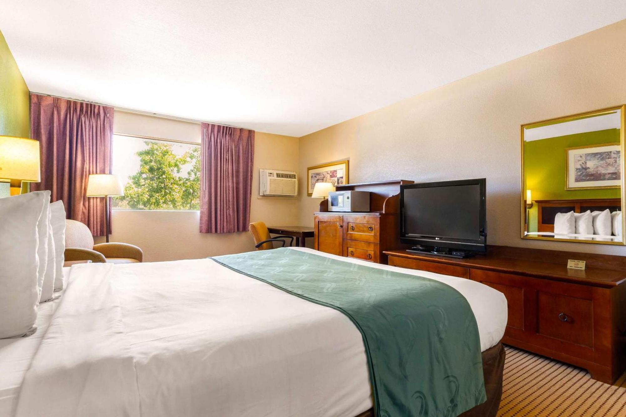 Rodeway Inn Оубърн Екстериор снимка