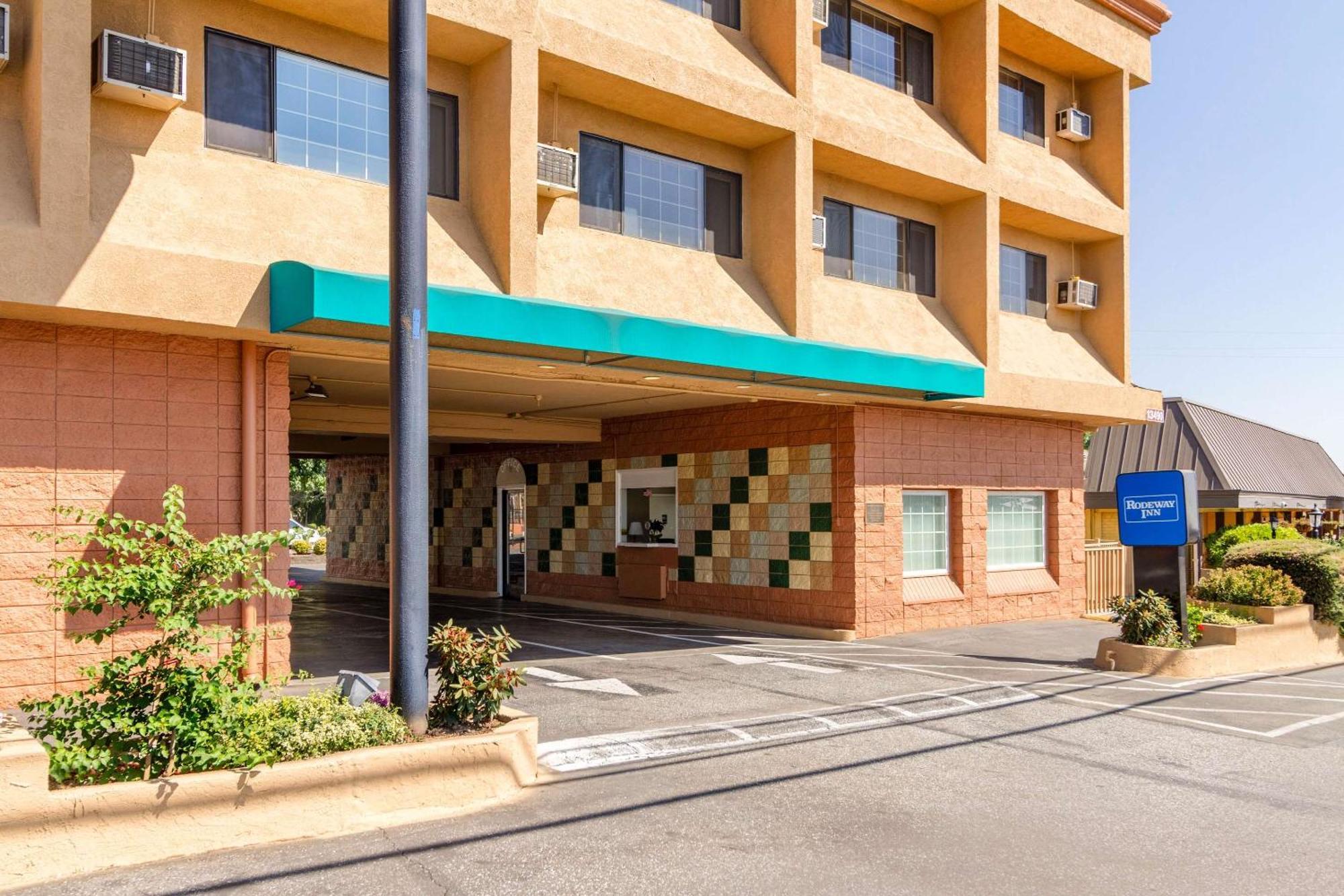 Rodeway Inn Оубърн Екстериор снимка