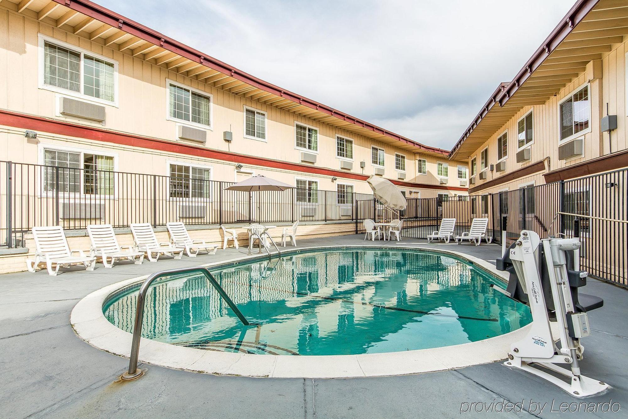 Rodeway Inn Оубърн Екстериор снимка