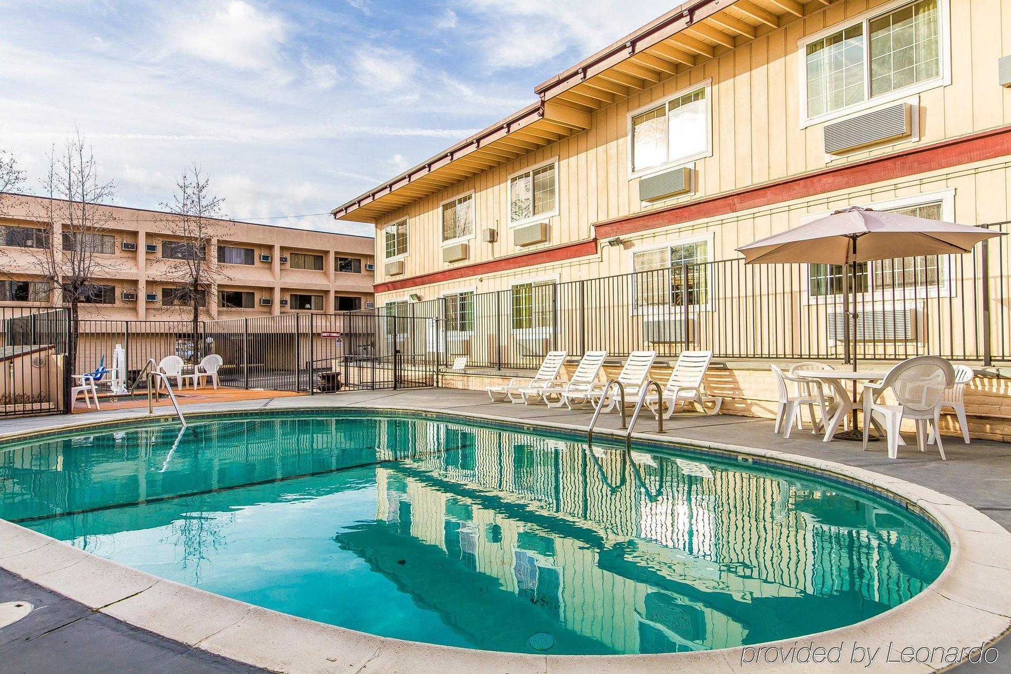 Rodeway Inn Оубърн Екстериор снимка