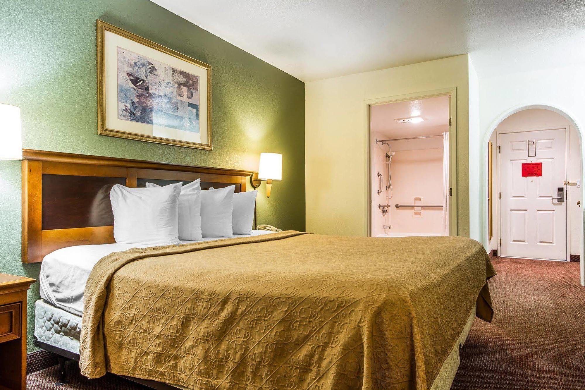 Rodeway Inn Оубърн Екстериор снимка