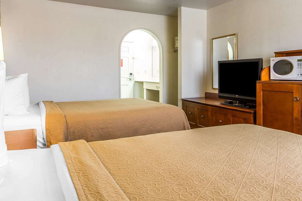 Rodeway Inn Оубърн Стая снимка