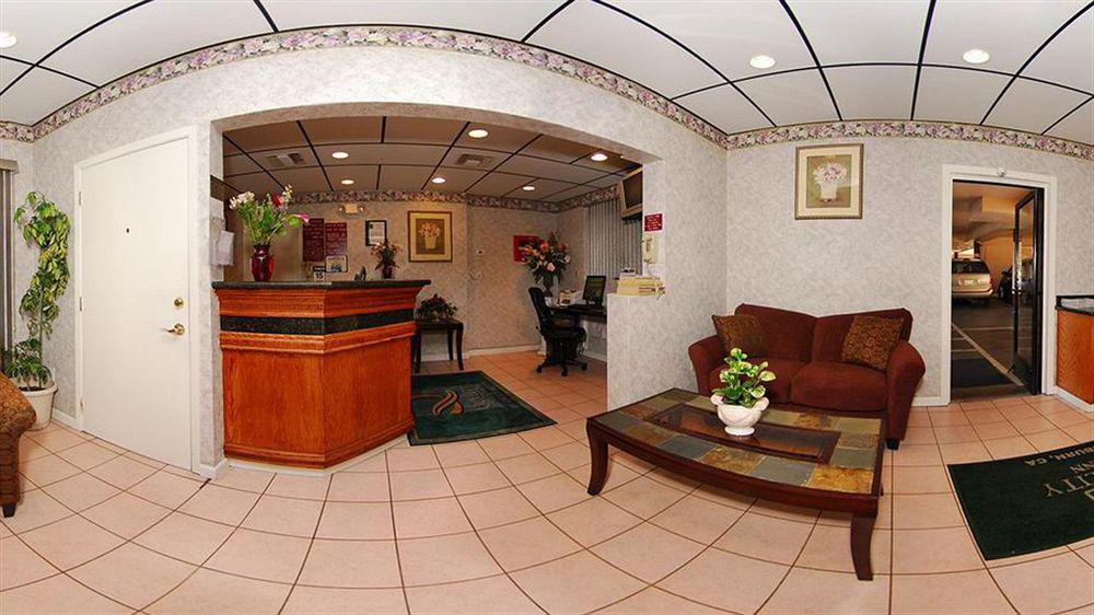 Rodeway Inn Оубърн Екстериор снимка