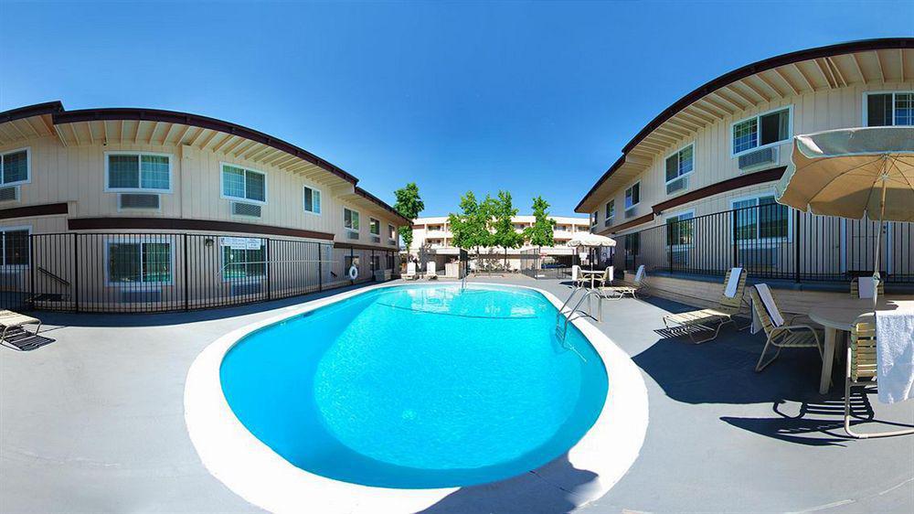 Rodeway Inn Оубърн Екстериор снимка